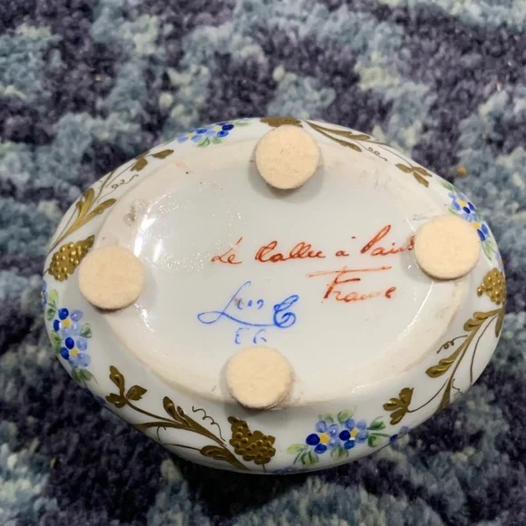 Vintage French Floral Ceramic very ornate Limoges trinket box w hinged lid - Picture 3 of 11